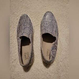 WOMENS NATURALIZER GRAY AND WHITE FAUX SNAKESKIN LEATHER SLIP ON SHOES SIZE 10
